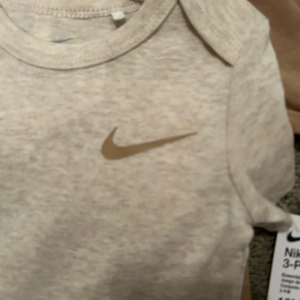 ✅ NWT Nike Baby 3-Piece Bodysuit & Pants Set 18M Hemp Neutral Tan - Picture 4 of 10